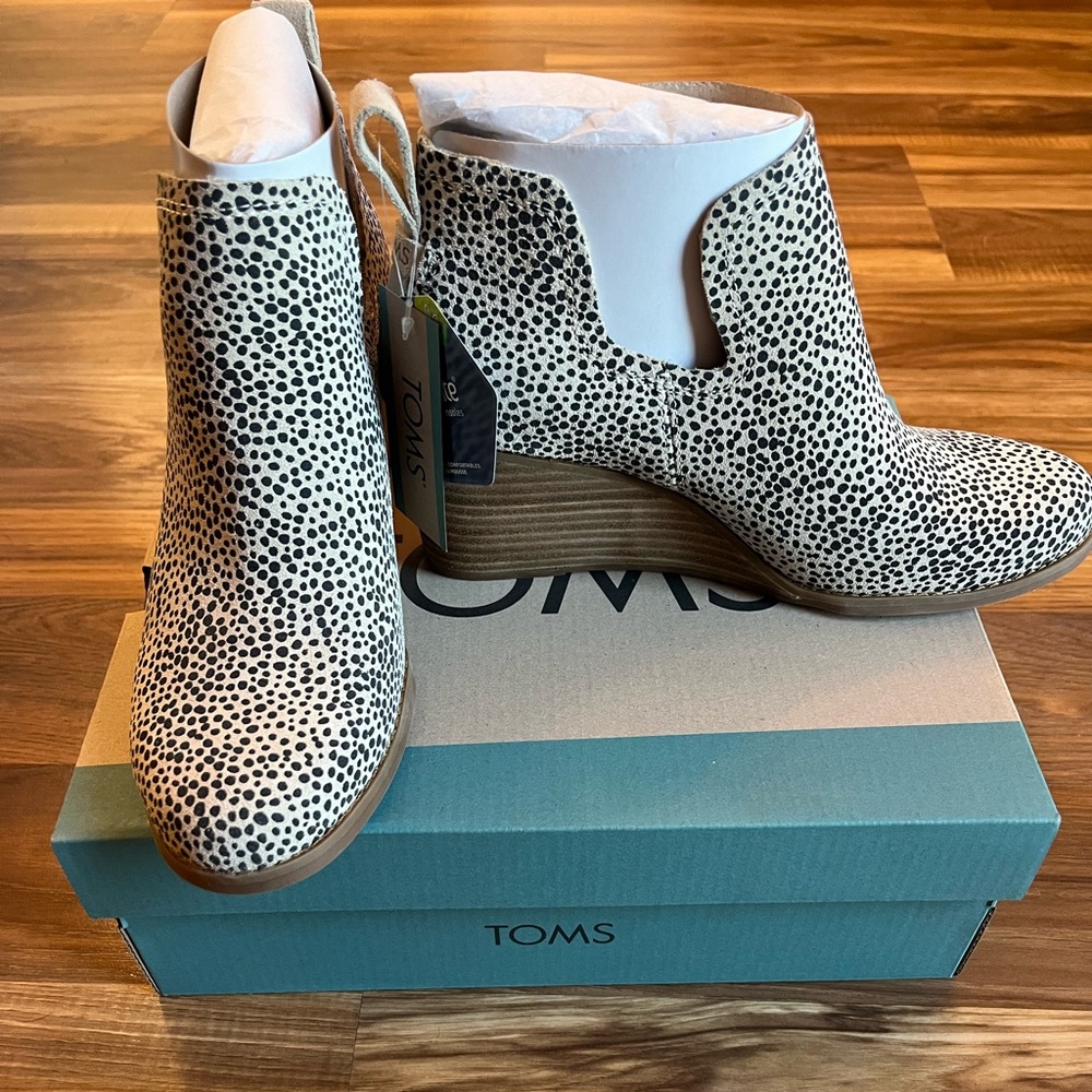 NWT Tom’s Kallie Wedge Bootie Size 6.5. Color Macadamia Mini Cheetah Printed.